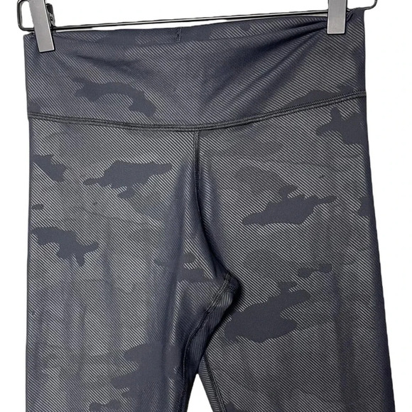 Vie Active Rockell 7/8 Leggings in Black Camo Brushed Size Small - Picture 4 of 6